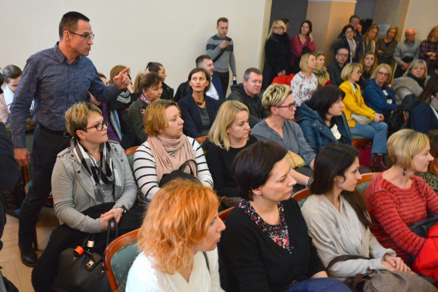 Kielce. Mniej miejsc w szkołach, rodzice przerażeni. Transmisja konferencji