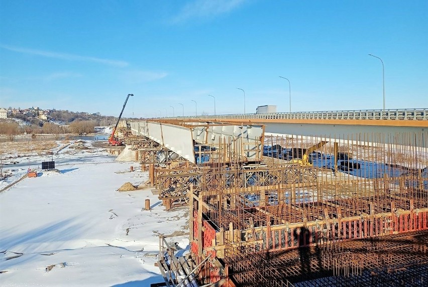 Nowy most w Sandomierzu. Pierwsze przęsła już zamontowane! Zobacz zdjęcia