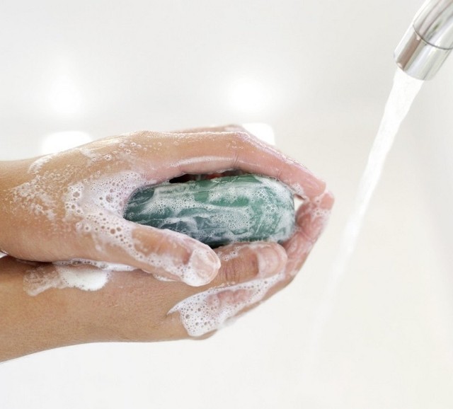 Mycie rąk chroni przed grypą.