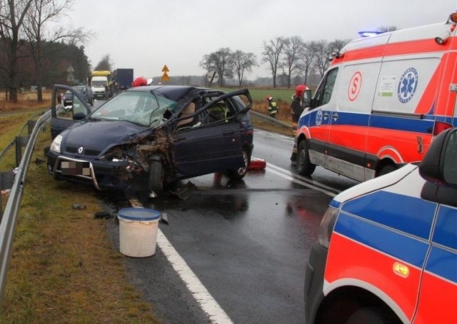 28-letni pasażer wraz z dwójką dzieci zostali przewiezieni do szpitala. 