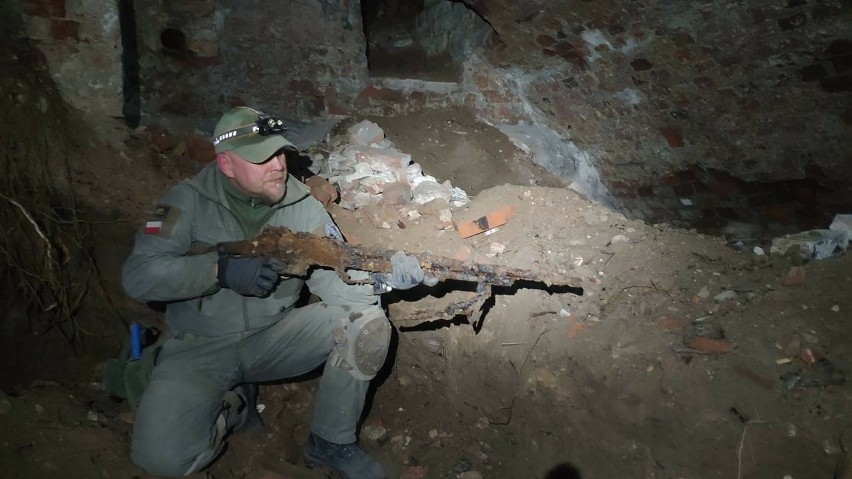 Karabin odnaleziono w jednej z piwnic na Starym Mieście