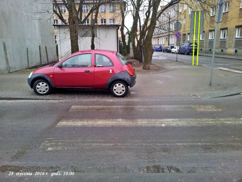 Nowa Sól: Autodrań zaparkował przy przejściu dla pieszych