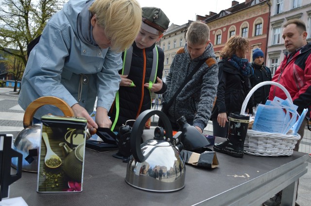 Camera obscura, czyli najprostszy aparat, można zbudować z wielu przedmiotów codziennego użytku. Pasjonaci fotografii uczyli się tego na zajęciach w Brzeskim Centrum Kultury.