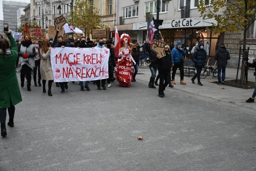 Strajk Kobiet w Łodzi. Protestujący przemaszerowali ul. Piotrkowską ZDJĘCIA, FILM