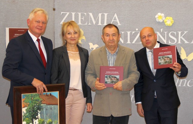 Z prawej starosta Robert Bednarz, autor albumu Janusz Ogiński, prezes „Sztafety” Lilla Witkowska i Józef Sroka