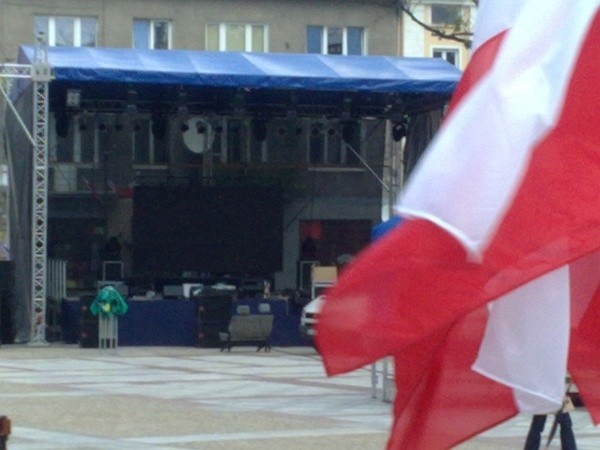 Od rana na Rynku Kościuszki trwa ustawianie sceny do wieczornego koncertu.