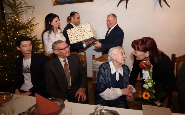 Jadwiga Dorau z Torunia skończyła sto lat. Życzenia z okazji okrągłych urodził złożyli jubilatce m.in. wiceprezydent Zbigniew Fiderewicz i kierownik USC Katarzyna Pułkownik. Pani Jadwiga nie jest jedynym mieszkańcem Torunia, który przeżył już cały wiek. Stulatków w naszym mieście żyje około czterdziestu.