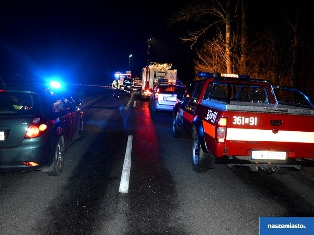 W wypadku pod Włocławkiem zderzyły się BMW i dostawczy mercedes. Strażacy wyciągnęli z auta zwęglone zwłoki.