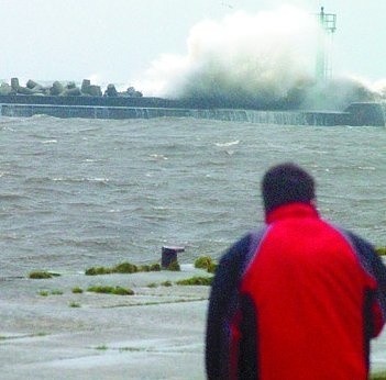 Darłowo; sztorm to żywioł, ale także ładne widowisko.