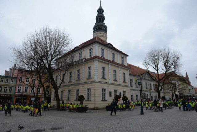 24.03.2016. zielona gora rynek budynek zabytek  ratusz deptak dzieci przedszkole przedszkola szukaja zajaczka wielkanocnego szukanie zajaczek zabawa fot. mariusz kapala / gazeta lubuska / polska press