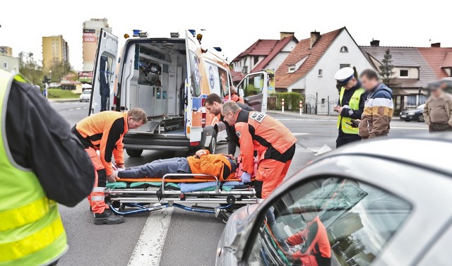 Do zdarzenia doszło w środę, 20 kwietnia na skrzyżowaniu ulic Wyszyńskiego, Wojska Polskiego i Zacisze. Prawidłowo jadącego rowerzystę potrącił kierowca opla.Rowerzysta jechał wyznaczonym przejazdem dla rowerów. Miał zielone świtało. Kierowca opla jadący ul. Wojska Polskiego skręcał w Zacisze. Powinien zatrzymać się przed zieloną strzałką. – Nie zrobił tego. Wjechał na pasy i tam potrącił prawidłowo jadącego rowerzystę – mówi Robert Górski, radny miejski i członek stowarzyszenia „Rowerem do przodu”, który był na miejscu wypadku i pomagał potrąconemu.Na miejsce wypadku została wezwana karetka pogotowia. – Zaślepiło mnie słońce – wyjaśniła sprawca wypadku. Potrącony leżał na jezdni bez ruchu. Ekipa karetki pogotowia przeniosła poszkodowanego na nosze i przewiozła do szpitala.Miejsce zdarzenia zostało zabezpieczone przez zielonogórską drogówkę. - Ponad 60 proc. wypadków spowodowanych jest nieustąpieniem pierwszeństwa rowerzystom przez kierowców – mówi R. Górski. Zdarzenie pokazuje również jak ważne jest zatrzymywanie się przed zieloną strzałką. – Akcja zielonogórskiej drogówki „Zielona strzałka” to strzał w dziesiątkę, bo uczula kierowców na problem właśnie potrąceń pieszych i rowerzystów – mówi R. Górski.Autor: (pij)Przeczytaj też:   WIDOWISKOWE ĆWICZENIA. ŚMIGŁOWIEC ROZBIŁ SIĘ NA SZPITALNYM LĄDOWISKU! [ZDJĘCIA]