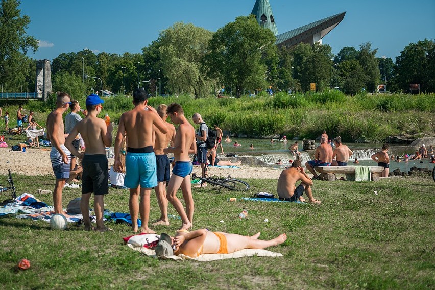 Upały w Nowym Sączu. Tłumy na plaży nad Kamienicą [ZDJĘCIA]