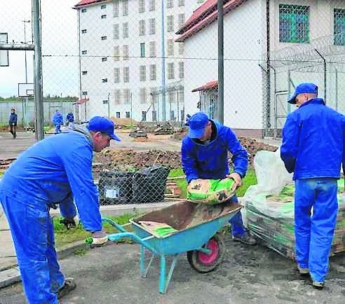 Więźniowie chętnie podejmują pracę, choć nie zawsze jest ona odpłatna.