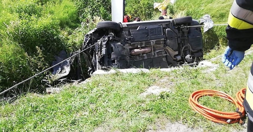 Samochód wpadł do rowu na drodze krajowej 5. Jedna osoba nie żyje