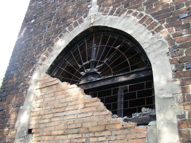Za sprawą ludzi, kościół coraz bardziej popada w ruinę, nie uchroniły go nawet zamurowane okna i drzwi.