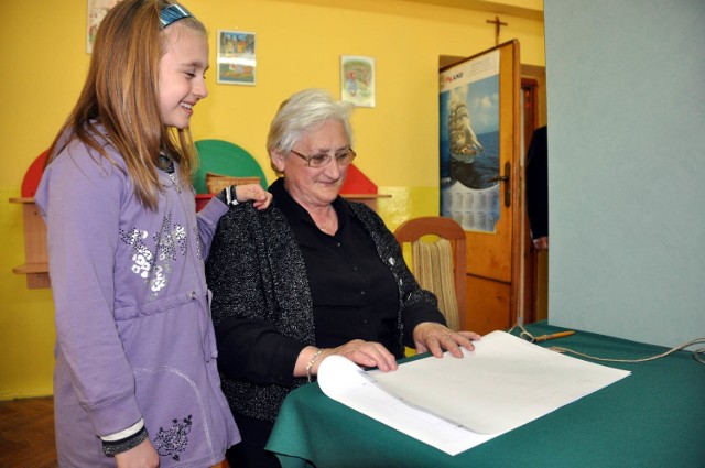 Bronisława Suliga głosująca w lokalu wyborczym przy ulicy Jasińskiego w Radomiu skorzystała z pomocy swojej 9-letniej wnuczki Zuzanny.