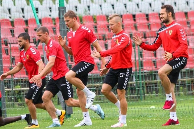 Piłkarze Korony Kielce trenowali we wtorek na stadionie przy ulicy Szczepaniaka. Mariusz Rybicki (z prawej) nie mógł uczestniczyć w zajęciach na pełnych obrotach. 