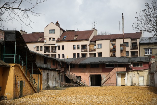 Kraków. Podgórze. Te domy mogłyby posłużyć jako plan do filmu historycznego. Póki stoją.