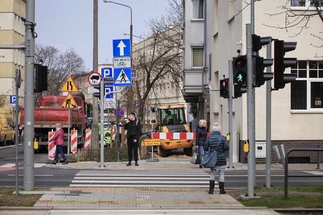 Na ul. Jarochowskiego rozpoczął się remont chodników.