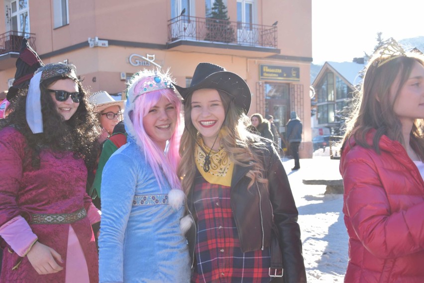 Zakopane. Maturzyści zatańczyli poloneza na Krupówkach [ZDJĘCIA]