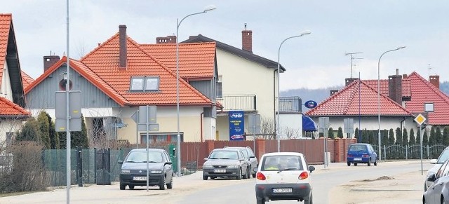 Mieszkańcy os. Unii Europejskiej narzekają na brak pełnej infrastruktury &#8211; głównie, że jest za mało lamp. &#8211; Te są zaledwie w kilku miejscach, m.in.na ul. Holenderskiej, to wciąż za mało &#8211; mówią. Ustaliliśmy w ratuszu, że w tym roku oświetlenie zyska jeszcze ul. Grecka.