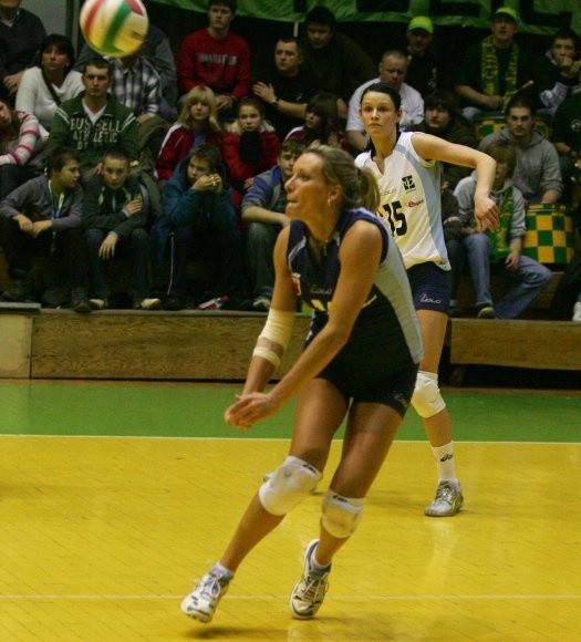 Do dogrania piłki szykuje się Katarzyna Ostrowska (w środku). Z lewej Magdalena Soter, z prawej Justyna Raczyńska.