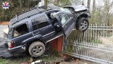 Parczew: Pijany kierowca dachował terenówką i zawisł na ogrodzeniu