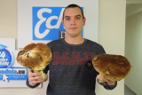 Piękne prawdziwki w zagnańskim lesie znalazł pan Karol z Kielc. Największy miał 27 centymetrów średnicy i ważył ponad kilogram