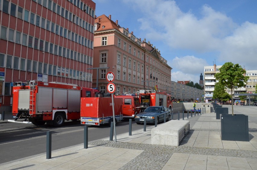 Wrocław: Tajemnicza koperta w urzędzie miejskim przy pl. Nowy Targ (FILM, ZDJĘCIA)