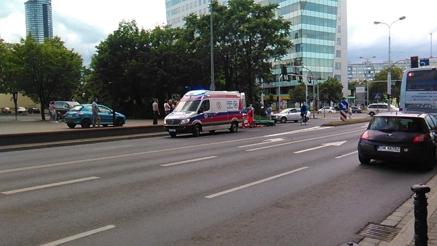 Młoda kobieta potrącona na pasach przy Arkadach Wrocławskich (ZDJĘCIA)