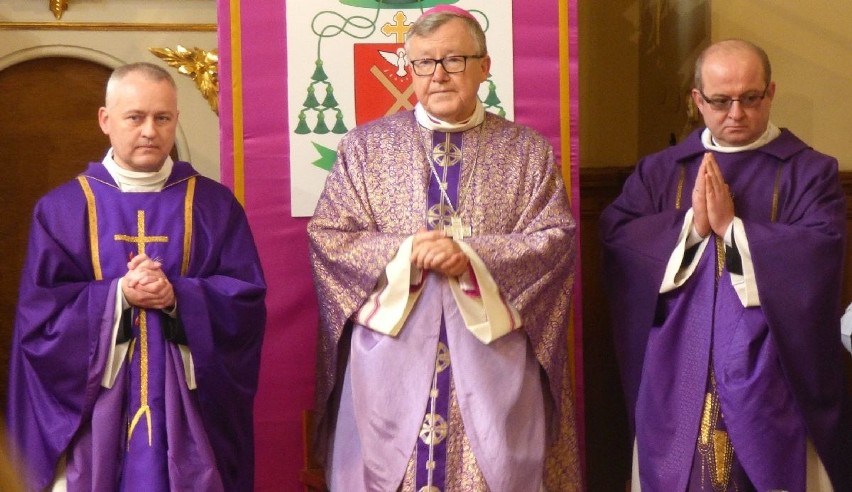 Biskup Andrzej Kaleta odprawił mszę prymicyjną w rodzinnej parafii w Busku-Zdroju