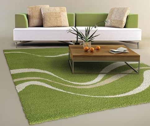 Pistacjowy dywan dobrze komponuje się z jasną kanapą i orzechowym stolikiem.