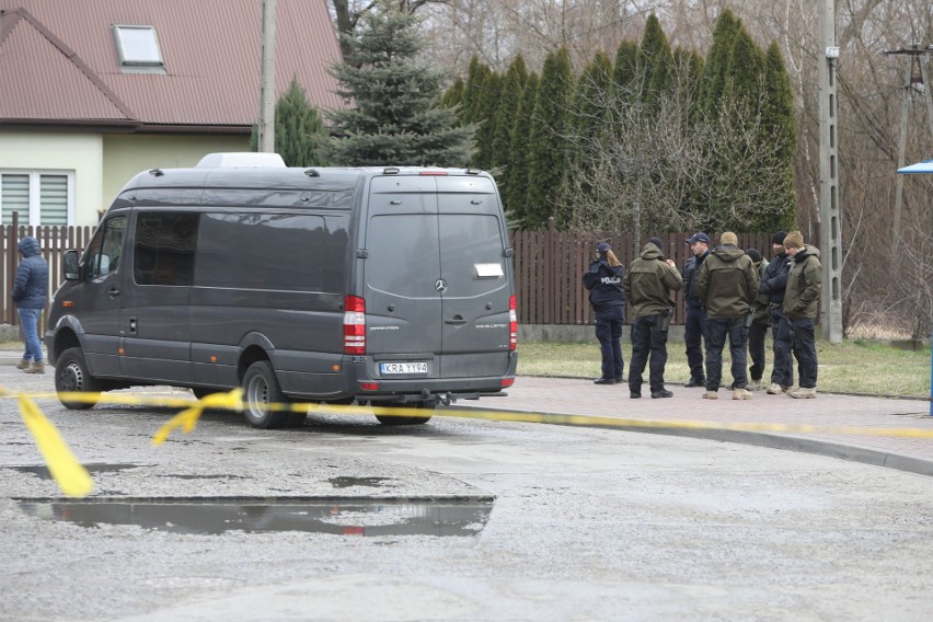 Kraków. Petardy hukowe w autobusie linii 107. Policjanci zabezpieczyli podejrzany ładunek