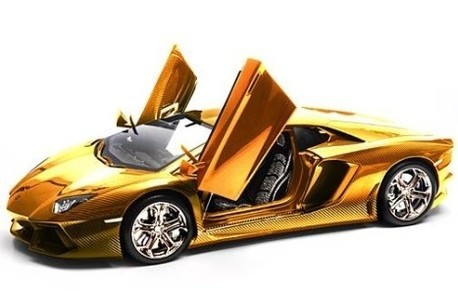 Złoty model Lamborghini wykonany w skali 1:8 jest...