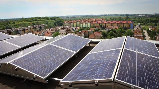 samorząd wziął  udział w pilotażowym projekcie, który miał na celu propagowanie odnawialnych źródeł energii. Gmina postawiła na panele fotowoltaiczne.