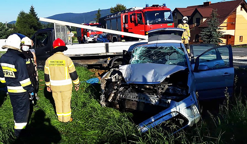 DK 28. Po zderzeniu w Kasinie Wielkiej dwa auta wypadły z drogi. Kierowca mercedesa w szpitalu