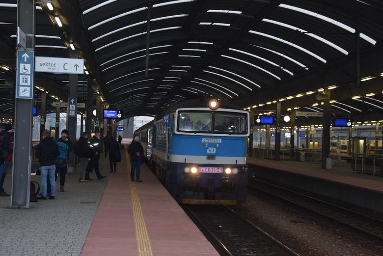 Po 13 latach wrócił wyjątkowy pociąg do Jeleniej Góry. Z Krakowa toczy się prawie 7 godzin!