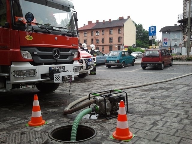 Czechowice-Dziedzice zalane. Strażacy usuwają wodę