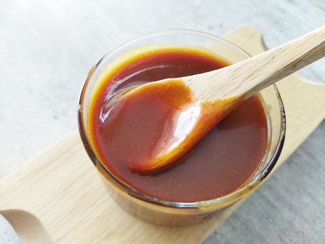 Sos karmelowy to pyszny dodatek do deserów. Zobacz, jak jak go przygotować. Kliknij w galerię i przesuwaj zdjęcia strzałkami lub gestem.