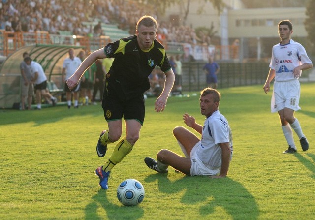 Piłkarze Siarki Tarnobrzeg (z piłką Jakub Kwieciński) przegrali na własnym boisku z Karpatami Krosno 0:1.