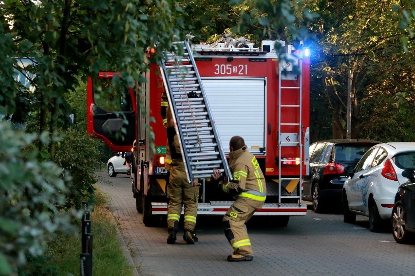 Wrocław: Ratownicy po drabinie wchodzili przez okno do "statku". Akcja straży w bloku na Kiełczowie [ZDJĘCIA]