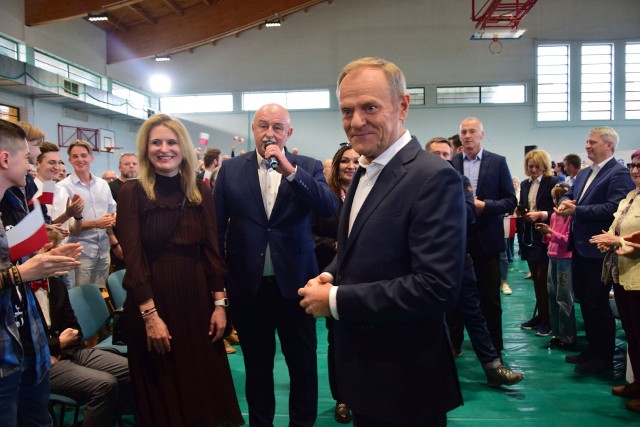 Donald Tusk spotkał się z mieszkańcami Tarnobrzega w poniedziałek, 24 kwietnia. Zobacz więcej na kolejnych slajdach.