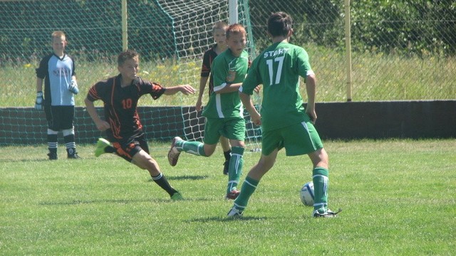 Mecz PSP Wołuszewo  ze Startem Stawki (zielone koszulki). W ciemnej koszulce z nr 10  Kamil Bonowicz najlepszy strzelec wśród trampkarzy. Więcej zdjęć  w galerii FOTO.