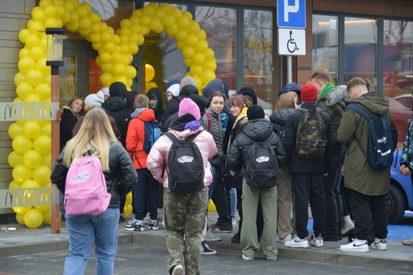 Przed restauracją ustawiła się kolejka gości.