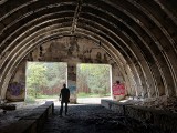 Opuszczone koszary ukryte w parku krajobrazowym na Dolnym Śląsku! Wojskowa ruina, mrozi krew w żyłach