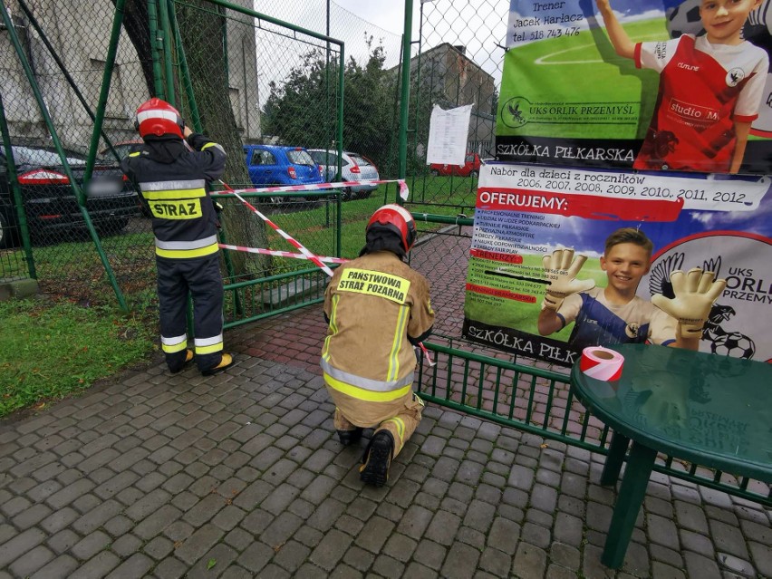 Alarm bombowy w szkole w Przemyślu. Ładunek miał zostać zdetonowany na szkolnym boisku [ZDJĘCIA]