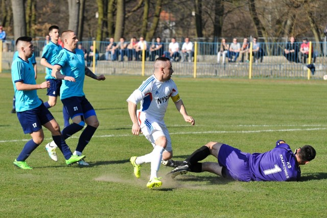 Jest jeden zawodnik, który w rundzie jesiennej zmagań opolskiej klasy A zakończył mecz z ośmioma golami! Trzech innych zdobyło po w jednym spotkaniu po siedem bramek, a pięciu kolejnych po sześć. Nie brakowało też piłkarzy z pięcioma trafieniami. Poznajcie te najbardziej spektakularne wyczyny strzeleckie.