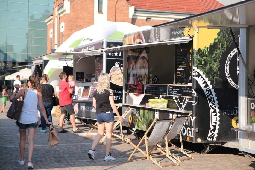 Letni zlot foodtrucków pod Galerią Kazimierz. Było naprawdę gorąco! [ZDJĘCIA]