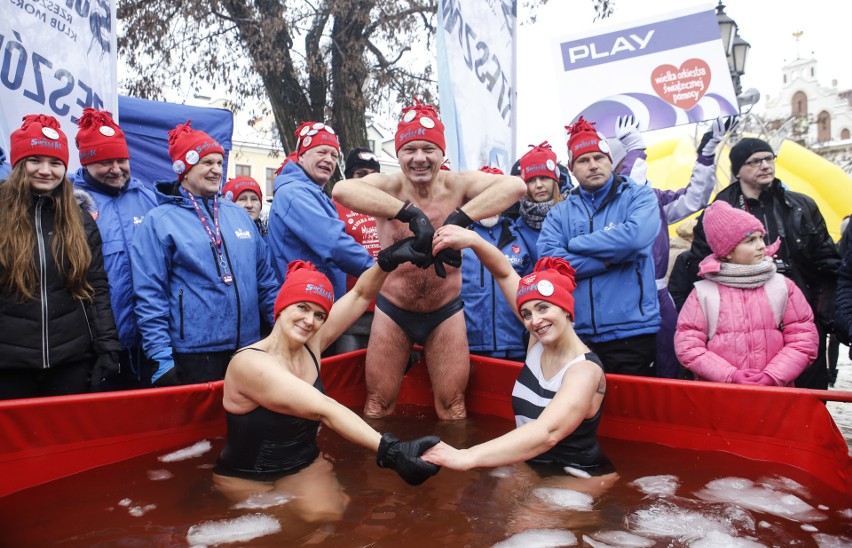 Wielka Orkiestra Świątecznej Pomocy gra na Rynku w...