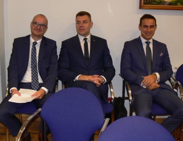 Od lewej: Paweł Niedźwiedź, burmistrz Marcin Marzec i Piotr Chojnacki, wiceprzewodniczący Rady Miasta Sandomierza na pierwszym posiedzeniu Rady Powiatu Sandomierskiego.